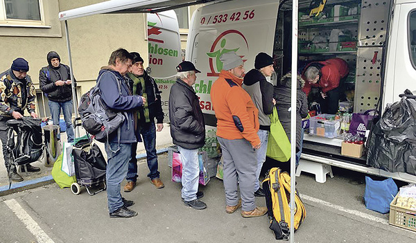 Nicht alle Menschen können einfach so im Supermarkt einkaufen. Im Bild: Obdachlose an einem Verteildonnerstag der Obdachlosenhilfsaktion.   