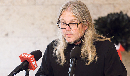 Roma-Seelsorger  Pfarrer Matthias Platzer bei der  Gedenkveranstaltung im Parlament. 