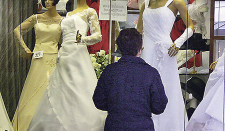 Auslage mit Brautmode [ (c) www.BilderBox.com, Erwin Wodicka, Siedlerzeile 3, A-4062 Thening, Tel. + 43 676 5103678.Verwendung nur gegen HONORAR, BELEG,URHEBERVERMERK und den AGBs auf bilderbox.com](in an im auf aus als and beim mit einer einem eines
