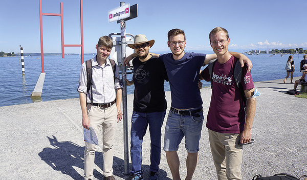 Sebastian Ortner SJ (rechts im Bild) ist als Jesuit mit Menschen und Mitbrüdern grenzübergreifend unterwegs. Er wurde am 31. Oktober in der Innsbrucker Jesuitenkirche von Kardinal Christoph Schönborn zum Priester geweiht.