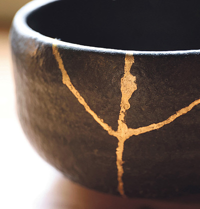 Zerbrochene Keramik- oder Porzellangegenstände werden bei der japanischen Kunst des Goldflickens „Kintsugi“ wieder repariert.