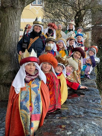 Die Sternsinger/innen der Pfarre Linz St. Magdalena nach ihrem 'Konzert' auf der Pferdebahnpromenade.