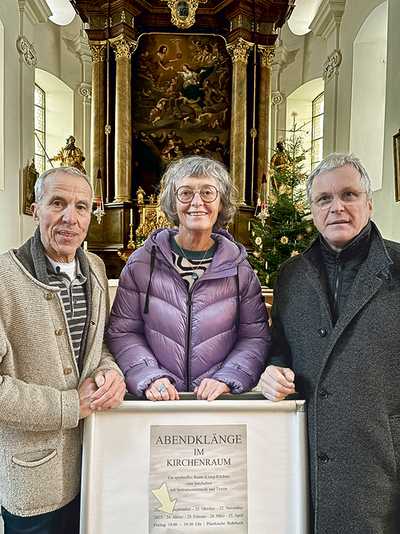 In der neu renovierten Pfarrkirche Rohrbach laden (v. l. n. r.) Robert Mayer, Renate Sonnleitner und Christian Winkler zum spirituellen Raum-Klang-Erlebnis.