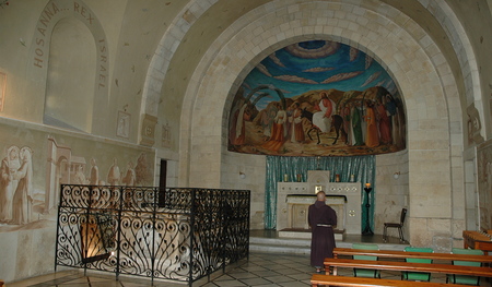 Das Innere der Kirche von Betfage. Der 'Aufstiegs'-Stein ist von einem Gitter umgeben. Unten eine Detailansicht des  Steins.  
