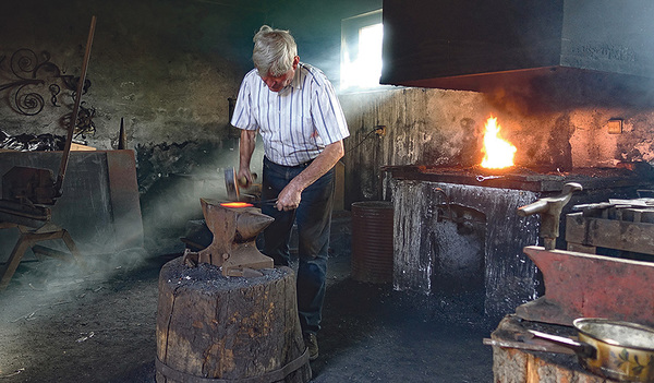 Wolfgang Auer in seinem Atelier in St. Peter am Hart
