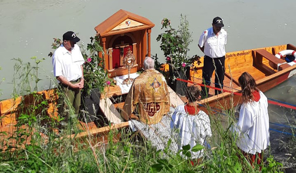 Erstmals war ein Altar auf einer am Salzach-ufer verankerten Zille aufgebaut.   