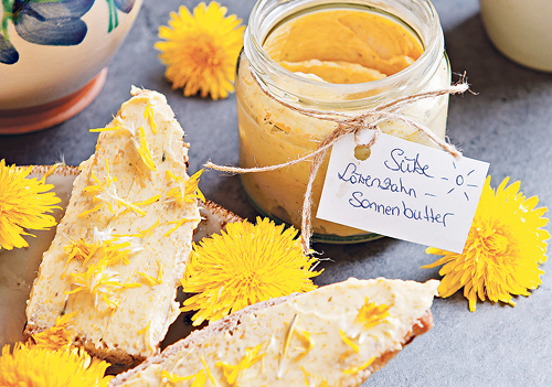 Die Löwenzahnbutter bringt Abwechslung auf den Frühstückstisch.  