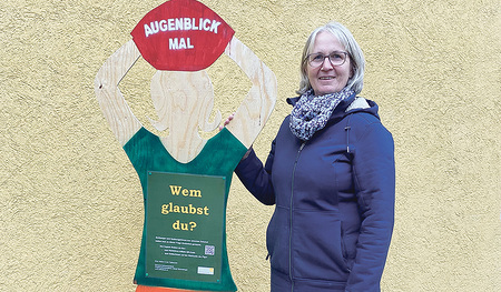 Margit Schmidinger mit einer „Augenblick mal“- Figur. Die Aktion wird in Ottnang, Schwanenstadt, Regau, Ungenach, Puchkirchen und Attnang-Puchheim durchgeführt.   