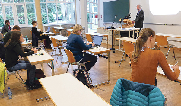 Ein Blick in den Studienalltag: Die einen sind anwesend, die anderen über Internet zugeschaltet.   