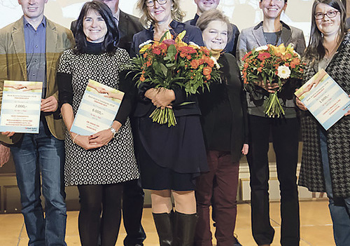 BA-Sozialpreis: Wohnungsagentur Vöckla-Ager (Stefan Hindinger, l.), Verein „KiB children care“ (Elke Lehner, 2. v. l.) und Caritas-„Krankenzimmer“ (Michaela Haunold, r.).   Bank Austria