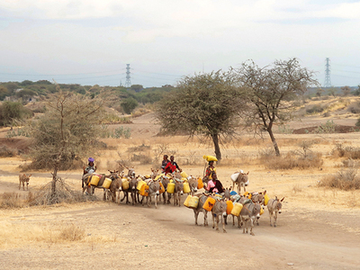 Die Dreikönigsaktion unterstützt in Tansania auch Brunnenbau. Wasserholen ist anstrengend und riskant. Raubtiere und Menschen mit bösen Absichten machen den Weg gefährlich.
