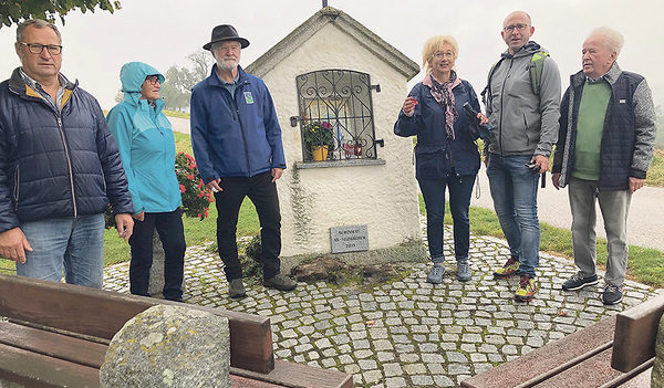 Die „7-Kapellen-Roas“ wurde im Oktober bei einer Wanderung eingeweiht (im Bild rechts Erich Wurzinger). 