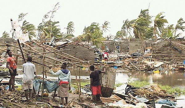 Der Sturm hat weite Teile Mosambiks verwüstet. Pfarrer Sitimelas Familie hat Gott sei Dank keine Todesopfer zu beklagen. Er ist auch erleichtert , dass seine alte Mutter die Tage, in denen sie viel im Wasser stehen musste, gut überstanden hat.   