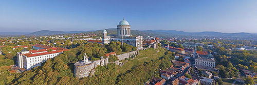 Die Basilika von Esztergom in Ungarn mit weitem Blick über das Land   