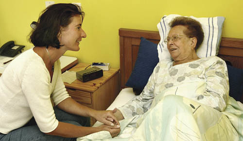 Seniorin mit Pflegerin (Model-Released) [ (c) www.BilderBox.com, Erwin Wodicka, Siedlerzeile 3, A-4062 Thening, Tel. + 43 676 5103678.Verwendung nur gegen HONORAR, BELEG, URHEBERVERMERK nach AGBs auf bilderbox.com], 60+, alt, alte, Alte Frau, Alte Fr