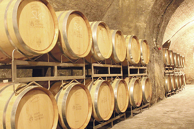 Süß sind die Trauben, die hier geerntet werden. In bis zu 36 Metern Tiefe lagert im Keller des Stiftes der Wein. Das Eichenholz der Barrique-Fässer stammt aus dem eigenen Stiftswald. 