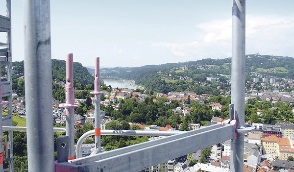 Oberösterreichs zurzeit schönste Baustelle: mehr als 110 Meter über dem Boden auf dem Turm des Mariendoms   