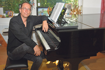 Andreas Neubauer ist Pianist, Komponist, Bandleader und Musikschullehrer in Linz.