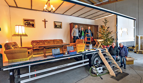 Die Helfercrew hat den Christkindl-Truck bereits fertig dekoriert. 