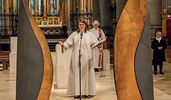 Stefanie Hinterleitner, Seelsorgerin in der Dompfarre, und Veronika Kitzmüller, geistliche Assistentin der kfb OÖ, leiteten die Katharinafeier im Mariendom.