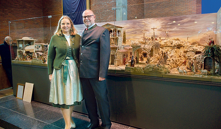 Petra und Hans-Peter Kastinger haben gemeinsam mit rund 40 Helfer:innen eine Osterkrippe gebaut, die künstlerisch beeindruckt und ein starkes Zeichen für gelungene Gemeinschaftsarbeit ist.