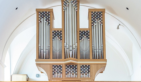 Die kostbare – hier goldene – Perle befindet sich im mittleren Teil am höchsten Punkt der Orgel. 