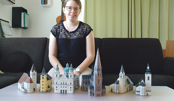 Eva Wagner mit einem Teil ihrer Modellkirchen. Sie hat den Mariendom (3. von rechts) und einige andere Gotteshäuser am Computer entworfen und gebastelt.  