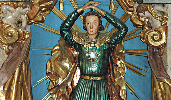 Die barocke Pantaleonsstatue bildet die Mitte des Hochaltars in der Pfarrkirche St. Pantaleon (Dekanat Ostermiething). Sein Fest wird am 27. Juli gefeiert.  