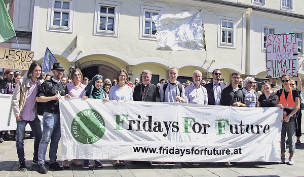 Unter dem Motto „Religions für Future“ demonstrierten Jugendliche und Kirchenvertreter/innen vor der Linzer Stadtpfarrkirche und am Hauptplatz gemeinsam für den Klimaschutz.