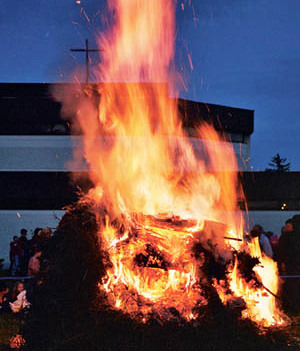 Sonnwendfeuer in Linz-St. Antonius
Feuer, Feier, Menschen, Holz, Reisig, Unterhaltung, Brauchtum, Kirche, Flammen, Feuerwehr, Funkenflug, Funken, Jugend, Sonnenwende, Arbeit

Franz Maria Glaser, Einfaltstra?e 7, 4020 Linz
BLZ 49460 Spardabank
Kontonu