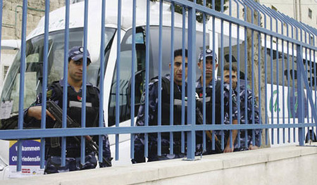 Vor der katholische Pfarrkirche auf den Hirtenfeldern in Bethlehem, wo die Friedenslicht-Pilger-Messe gefeiert wird, pal?stinensiche Polizei mit Personenschutz-Aufgaben