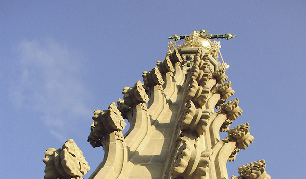 Der neue Aussichtspunkt in 112 m Höhe. Der Entwurf für die Stahltreppe zum Steinbalkon stammt von Dombaumeister Wolfgang Schaffer (li), Martina Noll von ProMariendom begleitete die Besucher/innen. 