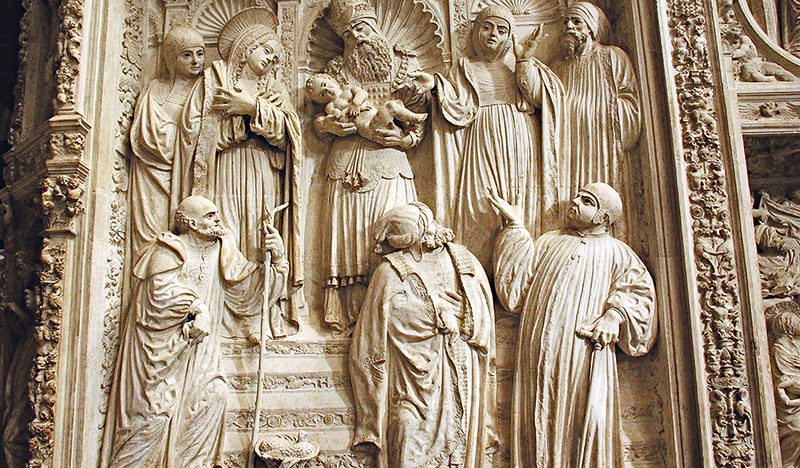 Símeon lobt Gott, als er Jesus im Tempel auf seinen Händen liegen hat (Mitte), links neben ihm steht Maria, rechts die Prophetin Hanna. Joseph ist links unten zu sehen, zu seinen Füßen ein Korb mit zwei Tauben. Relief aus der Kathedrale von Ávia (Spa