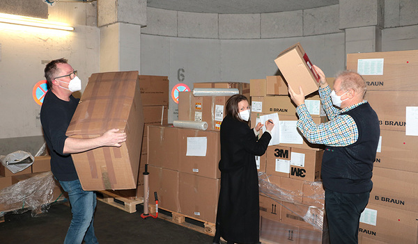 Mitarbeitende des zentralen Einkaufs stellen Lieferungen zusammen.