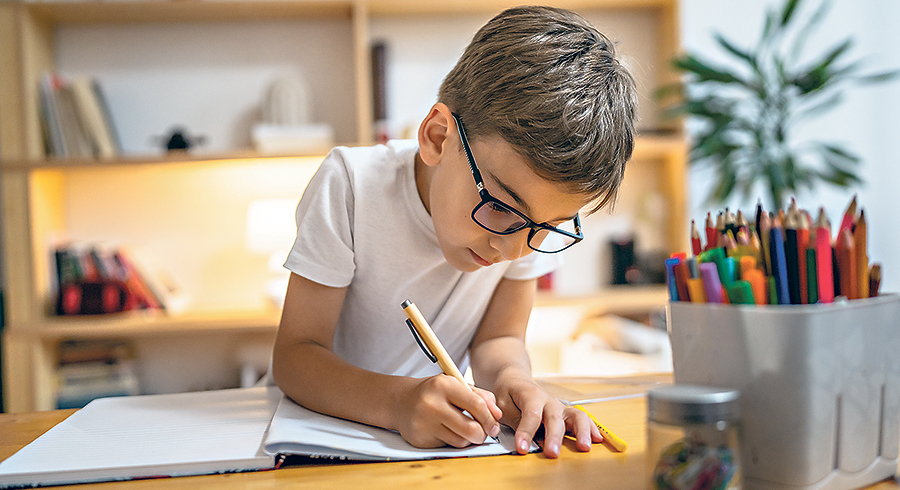 Ob am Schreibtisch im eigenen Zimmer oder am Esstisch: Möglichst ohne Ablenkung und mit einem positiven Gefühl gelingt Lernen und Üben am besten. 