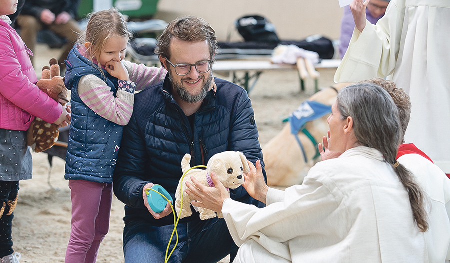 Viele Tiere und viele Kinder sind am Wochenende bei den Tiersegnungen in Leonding St. Isidor (li.) und in der Pfarre Linz St. Peter (re.).  