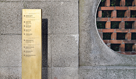 Die Erinnerungszeichen sind permanente, von der Stadt Linz errichtete Stelen, die ein personalisiertes Gedenken an die Opfer des Nationalsozialismus ermöglichen sollen.