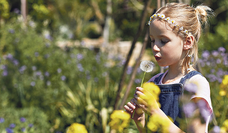 Blumen regten schon immer die Kreativität von Kindern an. 