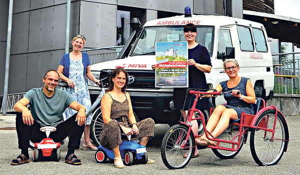 Autos, Fahrräder und Bobbycars werden gesegnet. 