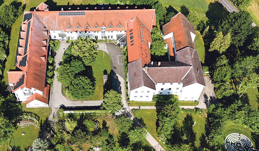 Bildungshaus Greisinghof mit Bibelgarten von oben. 