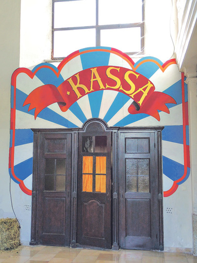 Mit dem Kirchenraum arbeiten ist eines der Ziele des Theatervereins „Stellwerk“. Hier ein Blick in die Kirche: der Beichtstuhl als Zirkuskassa. 