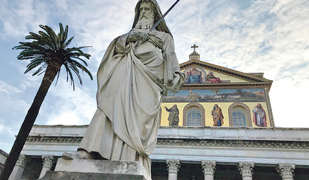 Schweigend wacht Paulus vor seiner Grabeskirche San Paolo fuori le mura (St. Paul vor den Mauern). 