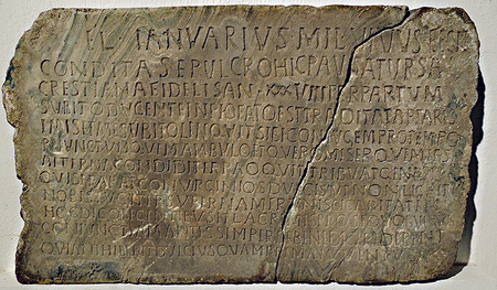  Grabplatte der Christin Ursa, 1. Viertel 5. Jh. n. Chr., Stadtmuseum Wels.   