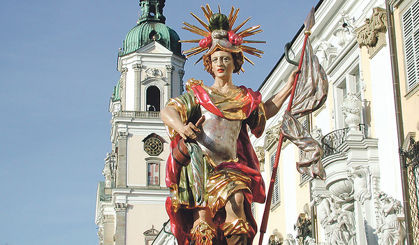 Florian, Oberösterreichs Landespatron: Die Florianer Sängerknaben kennen „ihren“ Namenspatron und seine Attribute ganz genau. Wenn du zum Tag der offenen Tür kommst, kannst du dir auch diese Statue des hl. Florian vor dem Stift ansehen.