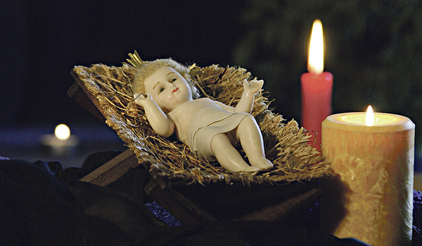 Jesus in der Krippe. Die Darstellung des Jesuskindes aus Wachs in einer Strohkrippe liegend ist in Oberösterreich weit verbreitet.   