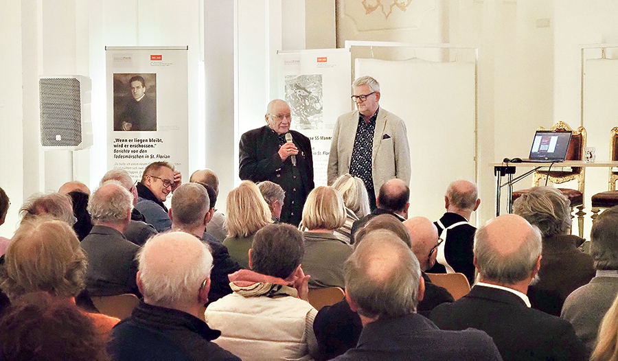 Der langjährige Stiftsmesner Georg Windtner (mit Mikrofon) berichtete im Gespräch mit KMB-Leiter Hannes Hofer, was seine Familie in der NS-Zeit erlebt hatte.  