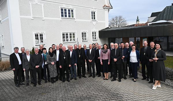 Die österreischischen Bischöfe mit den Leitungsverantwortlichen der Caritas aus den Diözesen