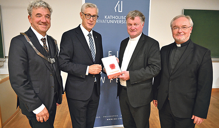Bischof Manfred Scheuer (2. v. re.) mit den Herausgebern der Festschrift Rektor Michael Fuchs (von links), Univ.-Prof. Ewald Volgger OT und Generalvikar Severin Lederhilger OPraem.     