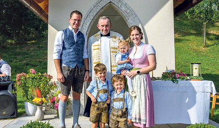 Katharina und Georg, Lukas, Mathias und Anna Rapberger mit P. Alois Mühlbachler vor der neuen Kapelle.   