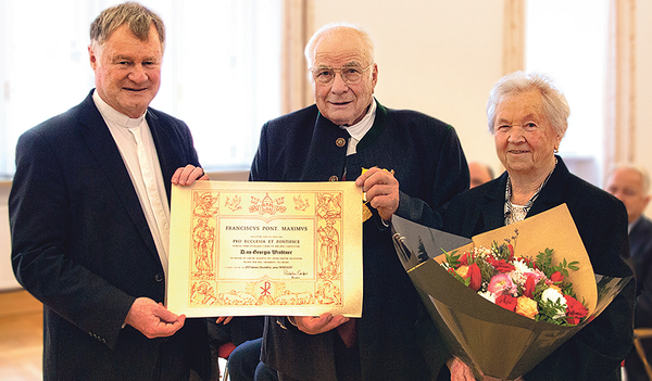 Bischof Manfred Scheuer, der Geehrte Georg Windtner und seine Gattin Christine.    